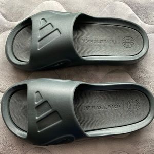 NWT - Adicane Slides - Black M6/W7